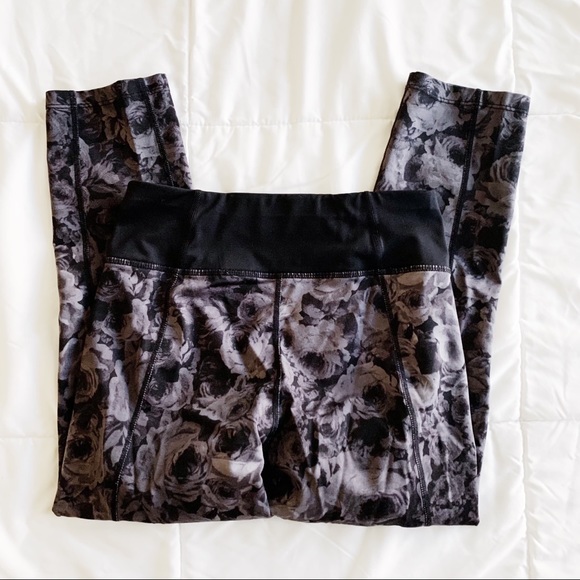 BETSEY JOHNSON! FLORAL CAPRI WORKOUT LEGGINGS! - Picture 3 of 3